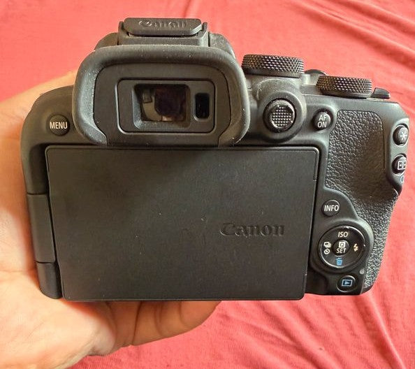 Canon EOS R10
Velocità e precisione a portata di mano