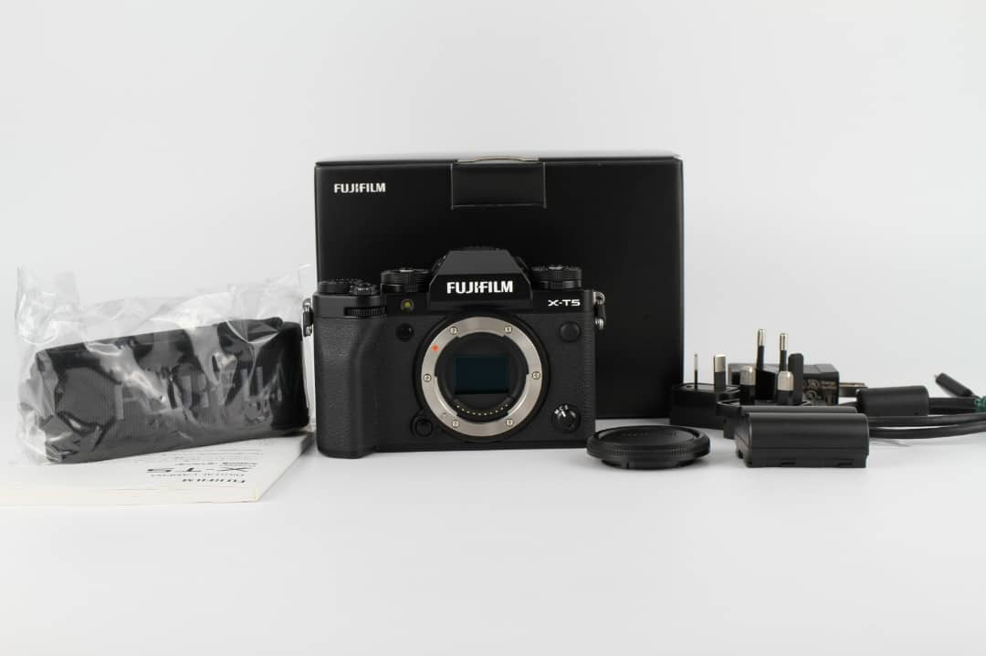 Quasi come nuova] FUJIFILM X-T5 40,2MP reflex digitale nera (numero di ottur