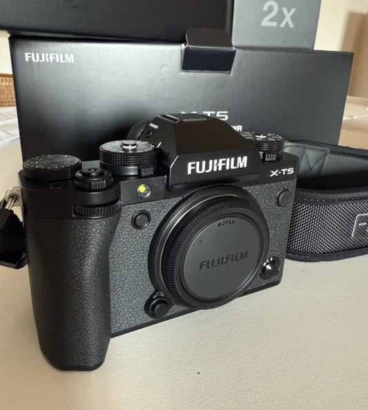 Fujifilm X-T5 40,2MP Fotocamera Digitale Mirrorless - Nera (Solo Corpo)