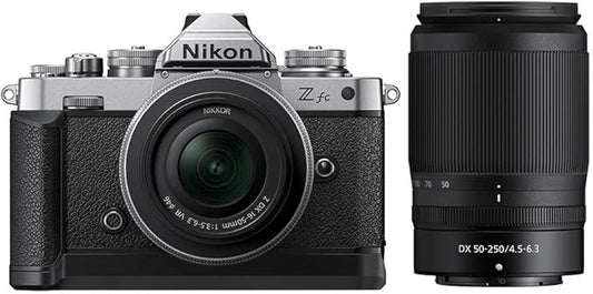 Nikon Z fc + obiettivi NIKKOR Z DX 16-50 mm VR e 50-250 mm VR
Fotocamera mirrorless retrò - 20,9 MP | Video 4K UHD | Doppio zoom | Scheda Lexar da 64 GB inclusa