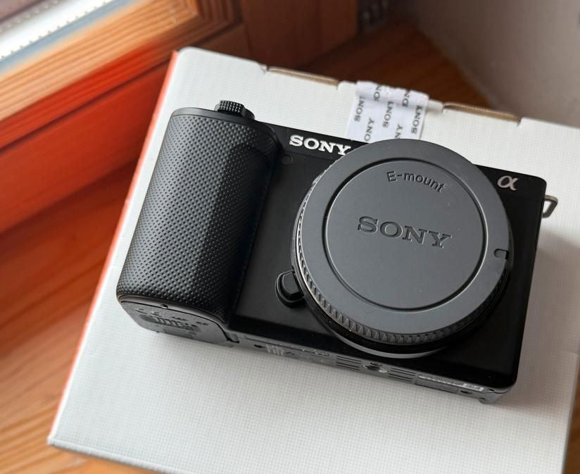 Sony ZV-E10 (Alpha ZV-E10 Mark I) Crea. Scatta. Brilla.